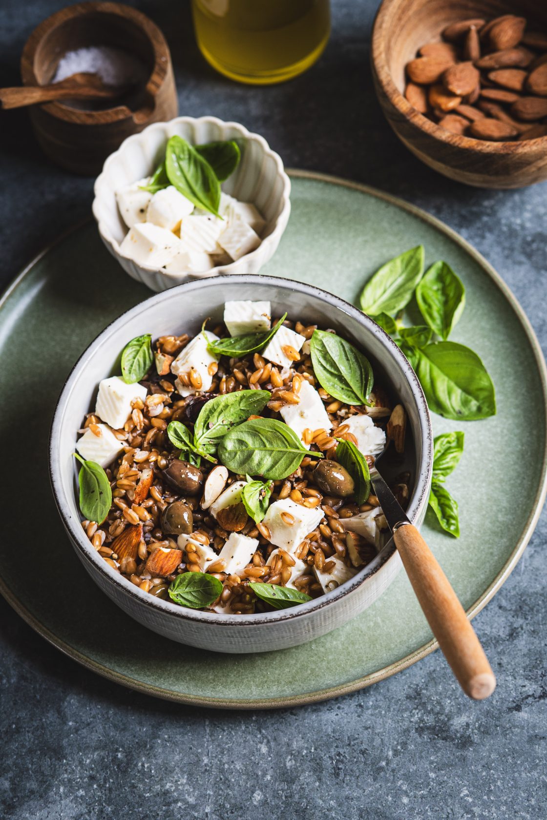 Insalata di farro con primosale e mandorle