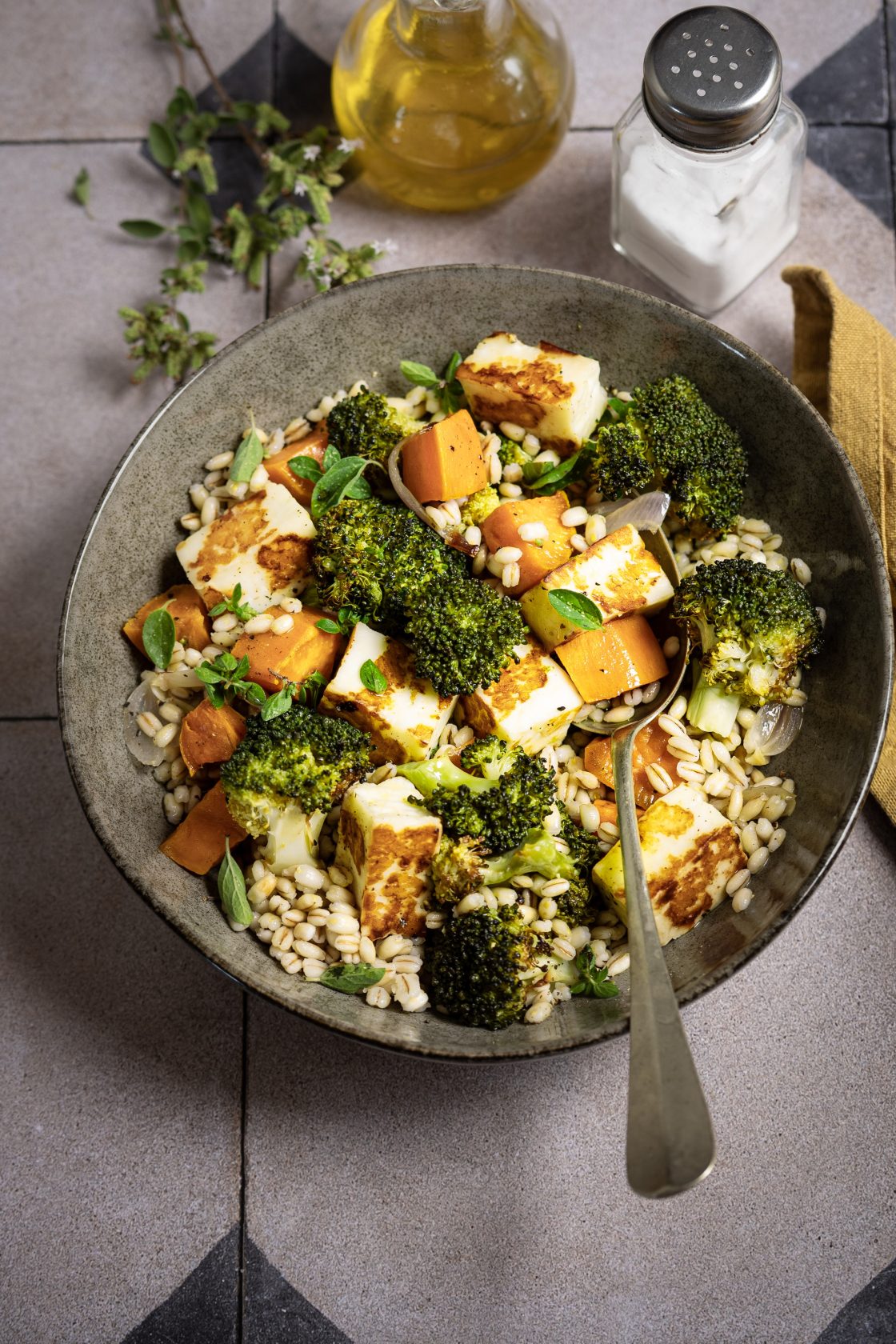 Orzo con verdure arrostite e halloumi